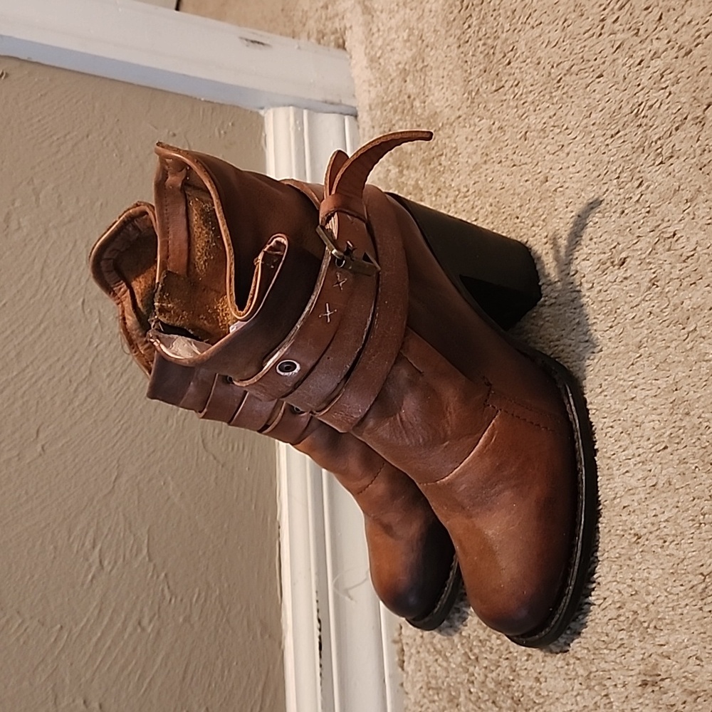 Blaze Freebird boots, size 6,still in pretty good shape. All genuine leather.